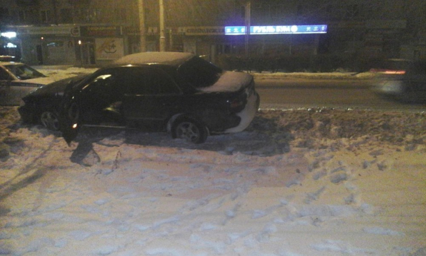 Лихач на иномарке залетел на бордюр в Волгограде