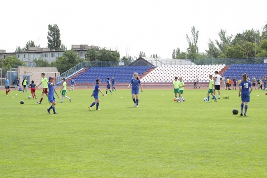 В Волгограде профессиональные футболисты провели мастер-класс для подростков