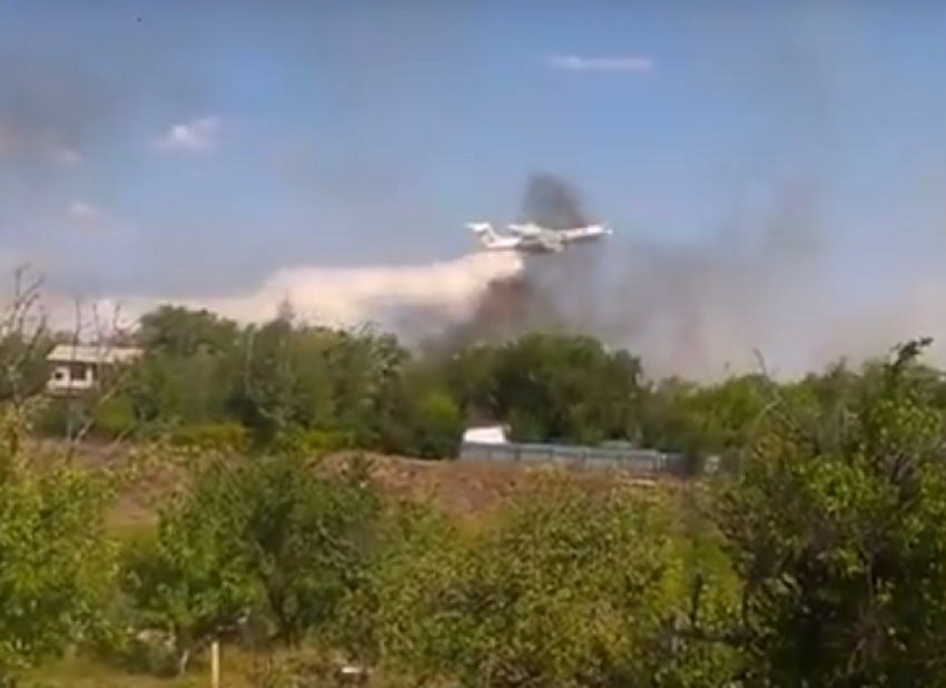 На видео попал сброс воды с самолета МЧС под Волгоградом