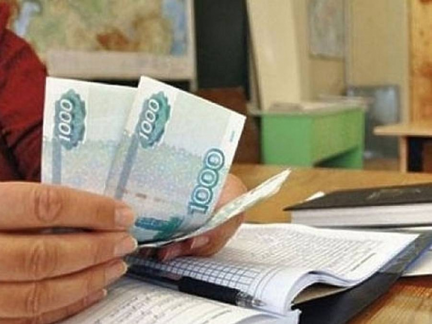 В Волгоградской области учителя отменят уроки из-за долгов по зарплате
