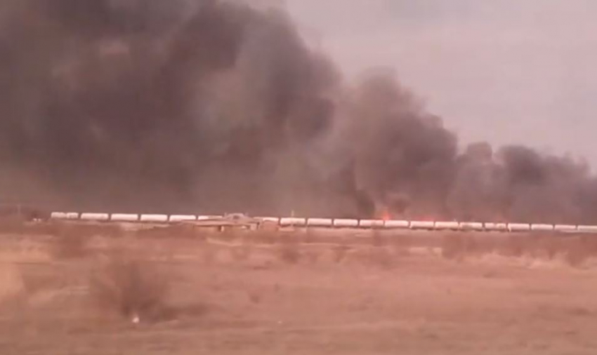 Крупный пожар на фоне поезда в Волгоградской области попал на видео
