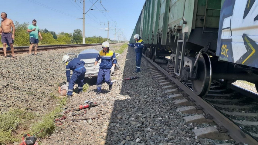 Два человека погибли в столкновении авто с поездом в Волгоградской области