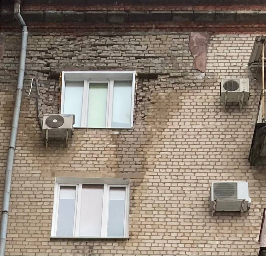 Дом уникальной застройки 50-х разрушается в центре Волгограда