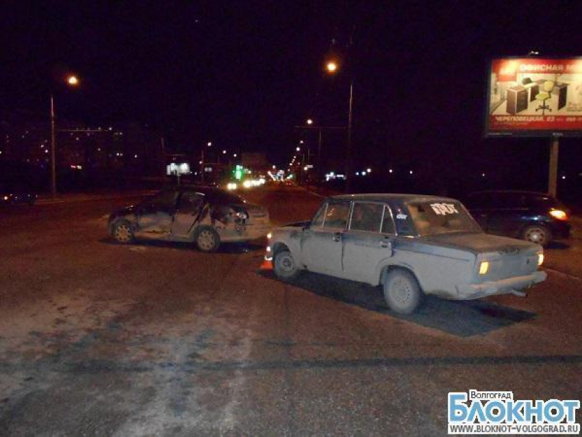 В Волгограде ребенок пострадал в аварии из-за лихача, вылетевшего на красный свет