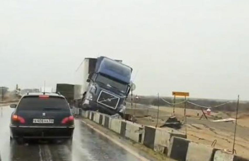 Большегруз повис на бетонном ограждении на ремонтируемой трассе под Волгоградом