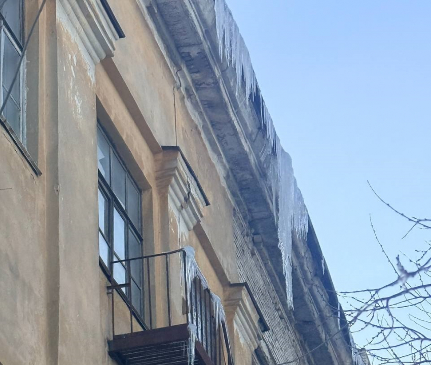 Серьезная угроза схода сосулек сохраняется в Волгограде