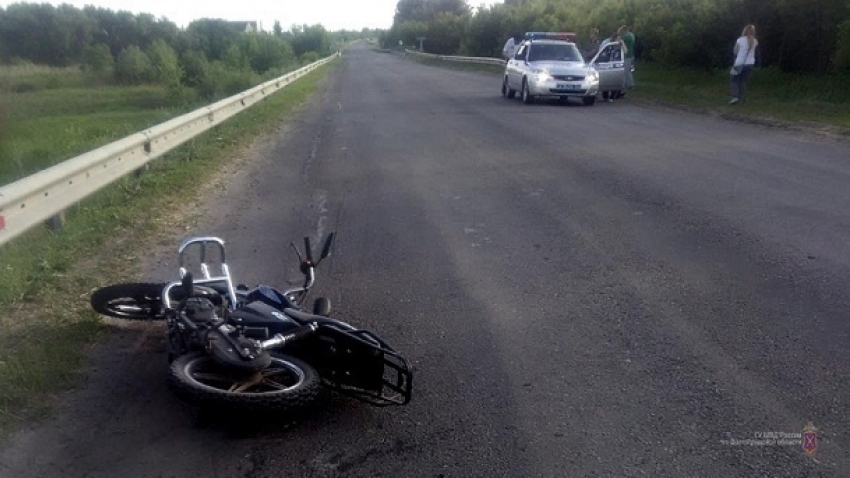 14-летний подросток на угнанном мотоцикле погиб при столкновении с автомобилем Subaru в Волгоградской области