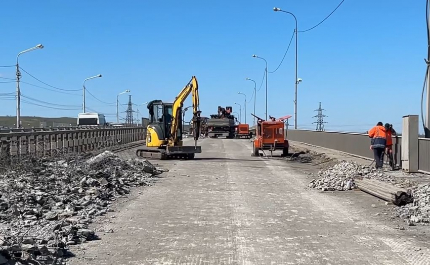 Асфальт капитально вскрыли на популярной дороге юга Волгограда