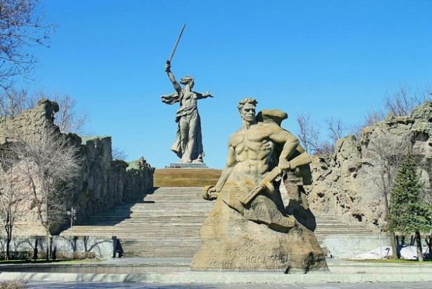 Андрей Бочаров сообщил о 200 мероприятиях в честь Сталинградской битвы