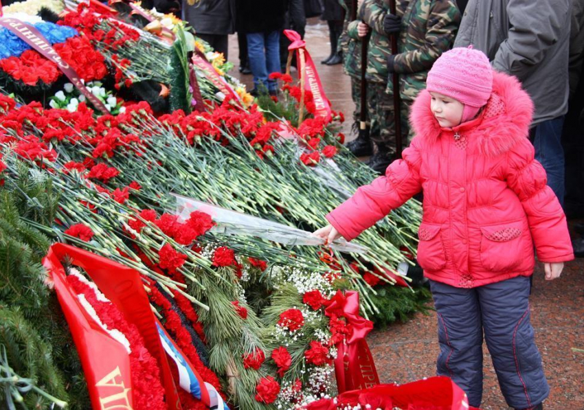 Фоторепортаж: 10 тысяч алых гвоздик у Вечного Огня в Волгограде