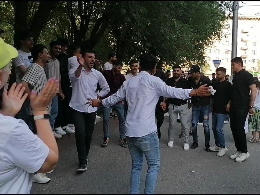 Бурные пляски на улице в центре Волгограда устроили дипломированные медики