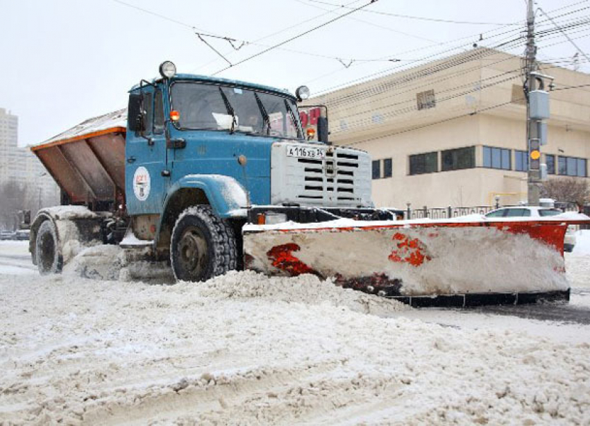 Жижу на дорогах власти Волгограда оправдали использованием реагентов