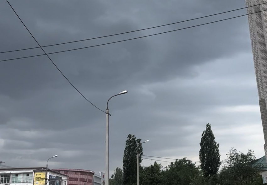 «Закройте окна»: штормовое предупреждение объявило МЧС в Волгограде