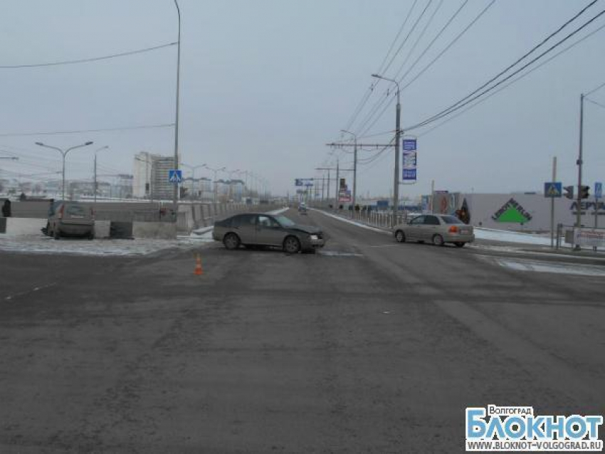 В Волгограде у «Акварели» столкнулись две иномарки