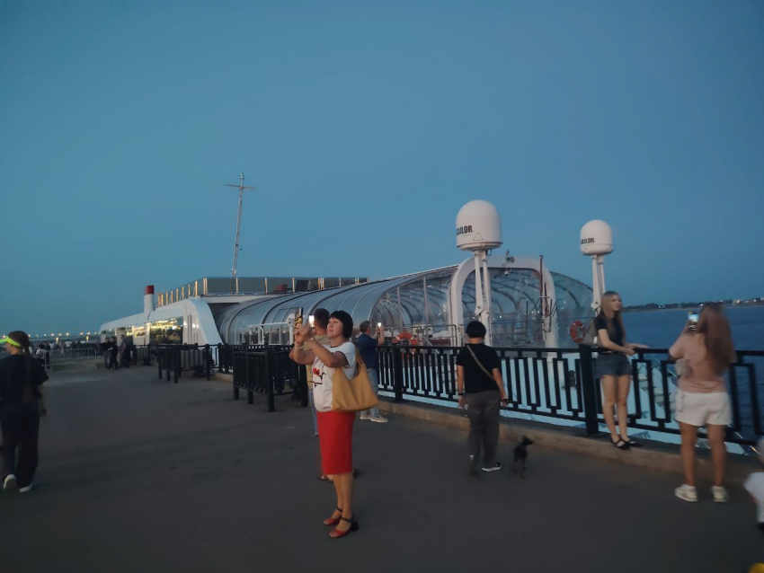 Элитный частный теплоход за 1,2 миллиарда рублей стал популярной фотозоной для волгоградцев