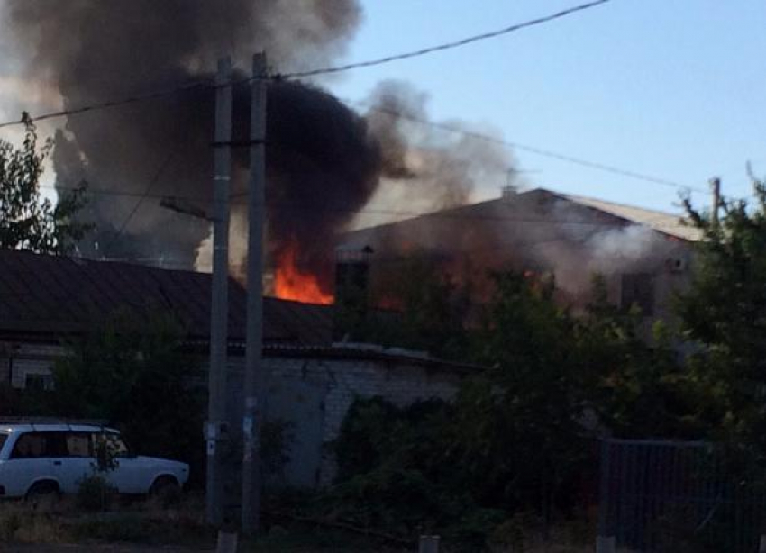 Волгоградцев напугали фотографии сильного пожара на западе Волгограда 