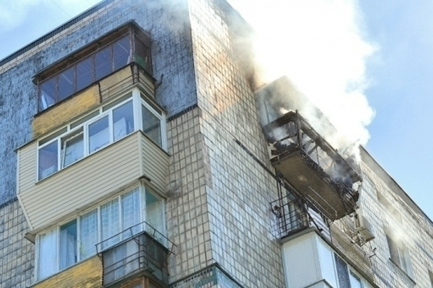 Девятиэтажка загорелась ночью в центре Волжского