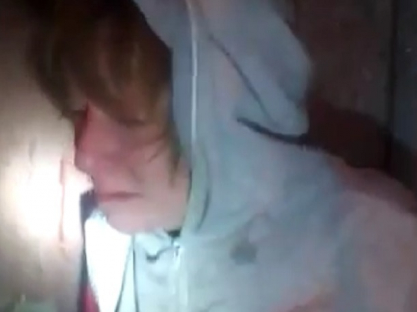 Жители Волгограда по видео ищут родственников замерзающей на улице девушки 