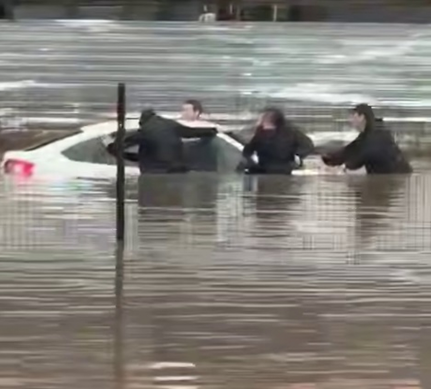 Под воду ушел двор 24-этажного дома в Волгограде: люди толкают машины и кричат