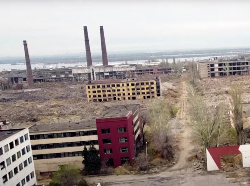 В Волгограде загорелись руины тракторного завода