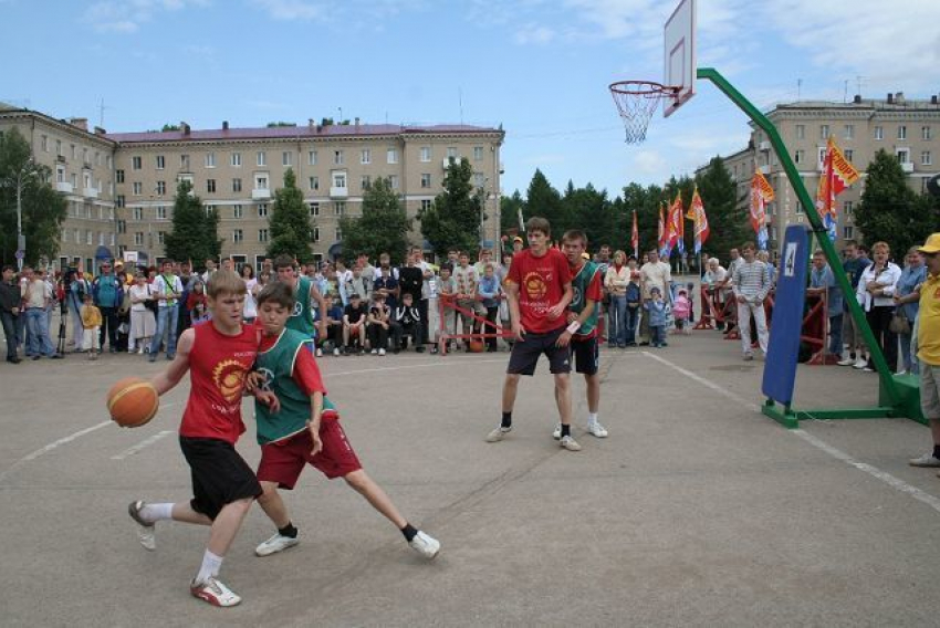 Юные волгоградцы сыграли в уличный баскетбол