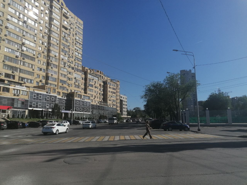 Многолетний парковочный беспредел устроили автомобилисты в центре Волгограда