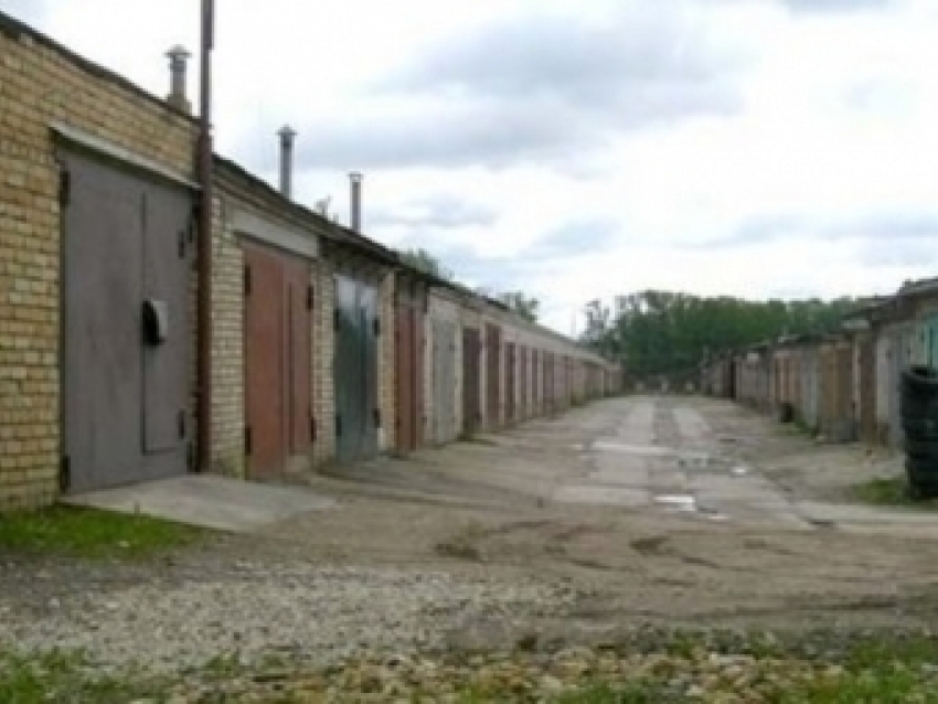 На западе Волгограда парень хранил в гараже ведро марихуаны