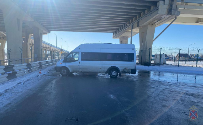 Маршрутка с пассажирами влетела в отбойник на дороге-катке под Волгоградом 