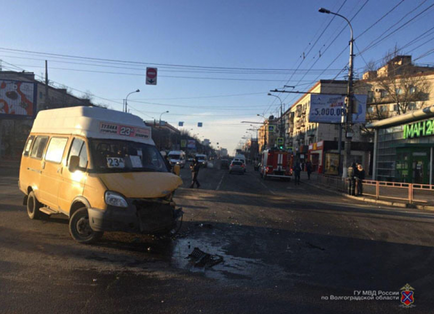 Тройное ДТП в центре Волгограда: подросток и пассажирка маршрутки в больнице