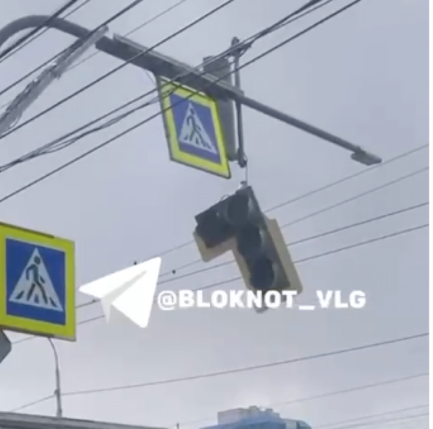 Шторм оторвал светофор на оживленном перекрестке Волгограда – видео
