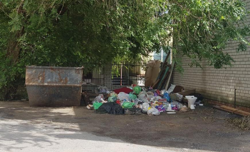 «Нет сил терпеть это свинство»: жители центра Волгограда устроили самовольную мусорку