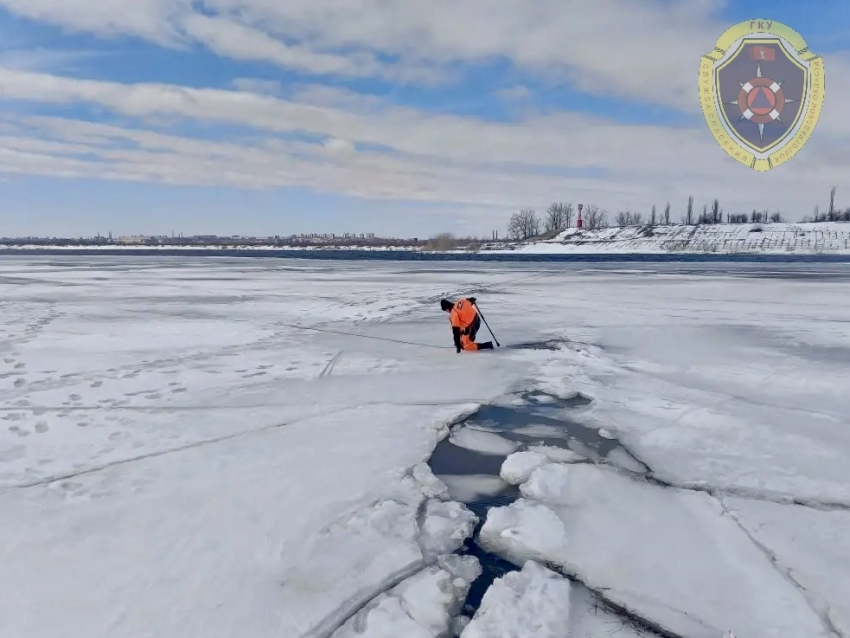 Утонувшего 30-летнего мужчину ищут волгоградские спасатели в Волге