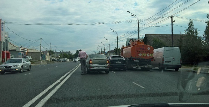 2 Продольная Волгограда с утра стоит в пробке из-за ДТП