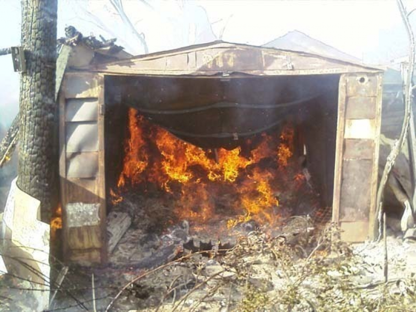 В Волгограде гараж сгорел вместе с «Волгой"