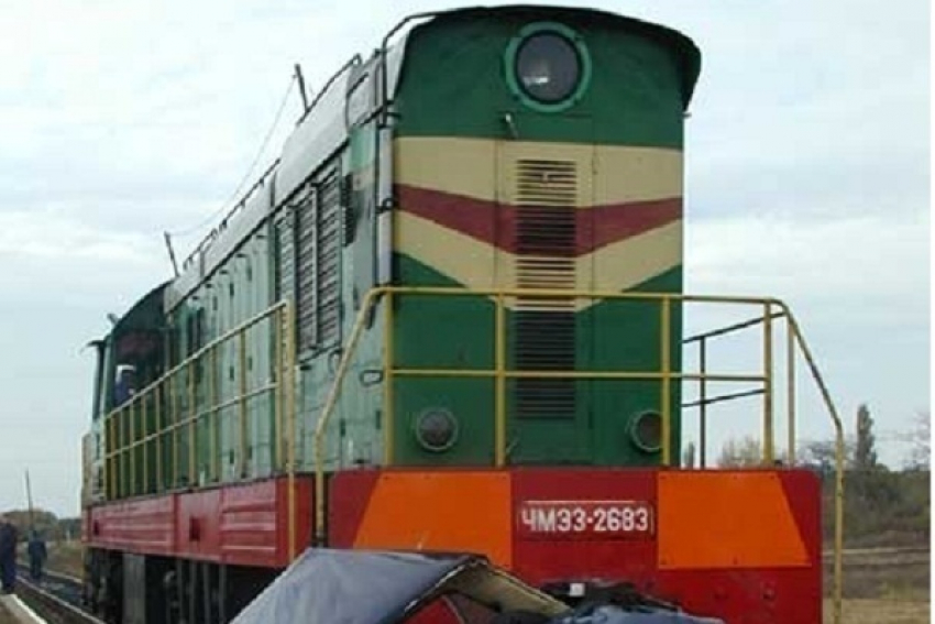 Под Волгоградом железнодорожный локомотив протаранил «десятку": 1 человек погиб