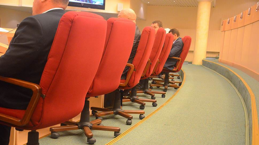 Двух волгоградских депутатов лишили полномочий