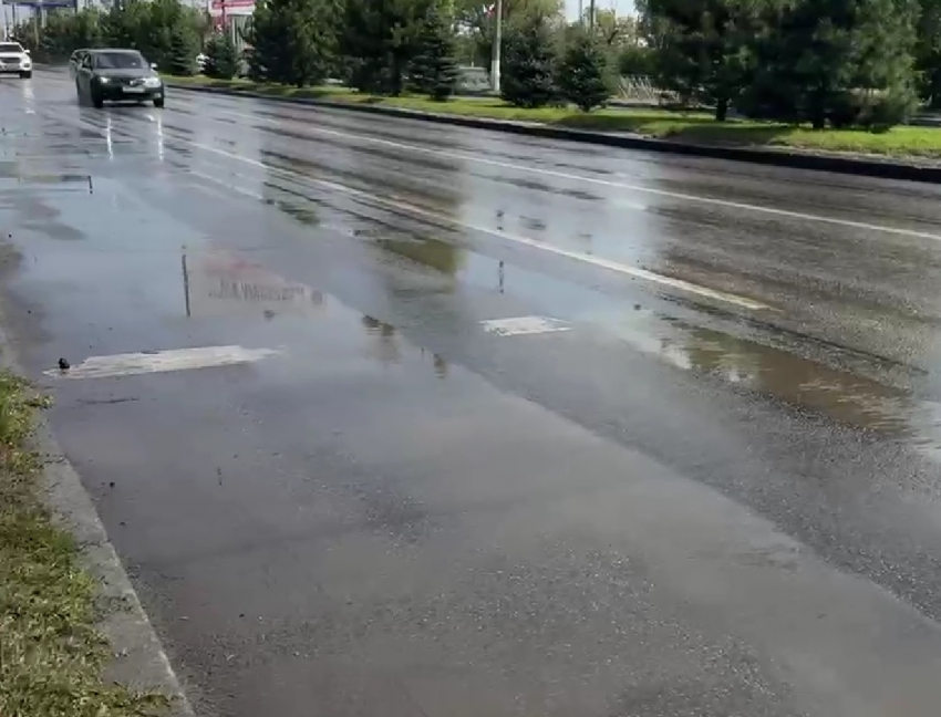 Первую продольную залило водой у Царицынской оперы в Волгограде