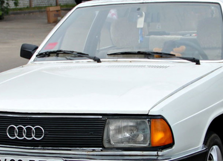 Audi слетела с плотины на юге Волгограда