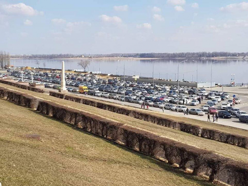 Гигантской парковкой на месте центральной лестницы на набережной возмутился волгоградский активист