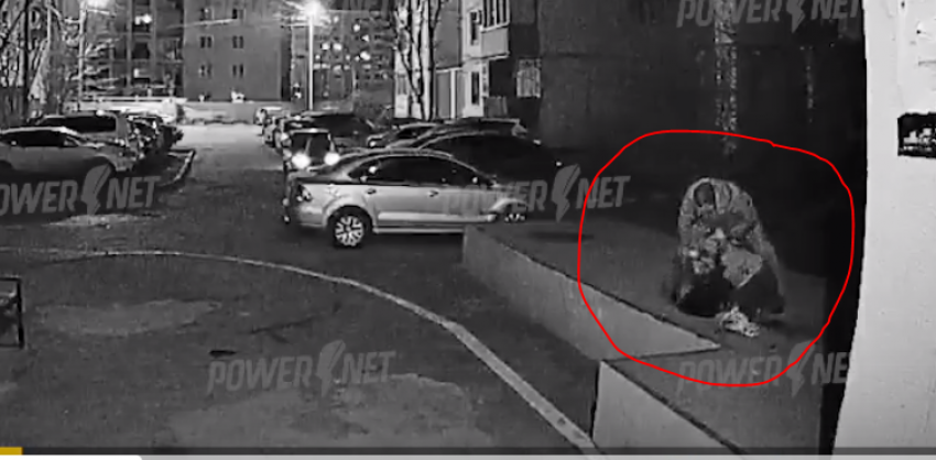 Бывший парень исполосовал волжанку ножом у подъезда: шоковое видео нападения