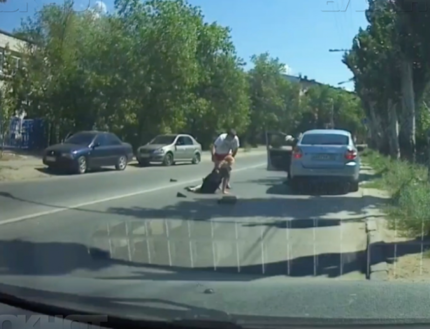 ДТП со сбитой девушкой-полицейским сняли на видео в Волжском