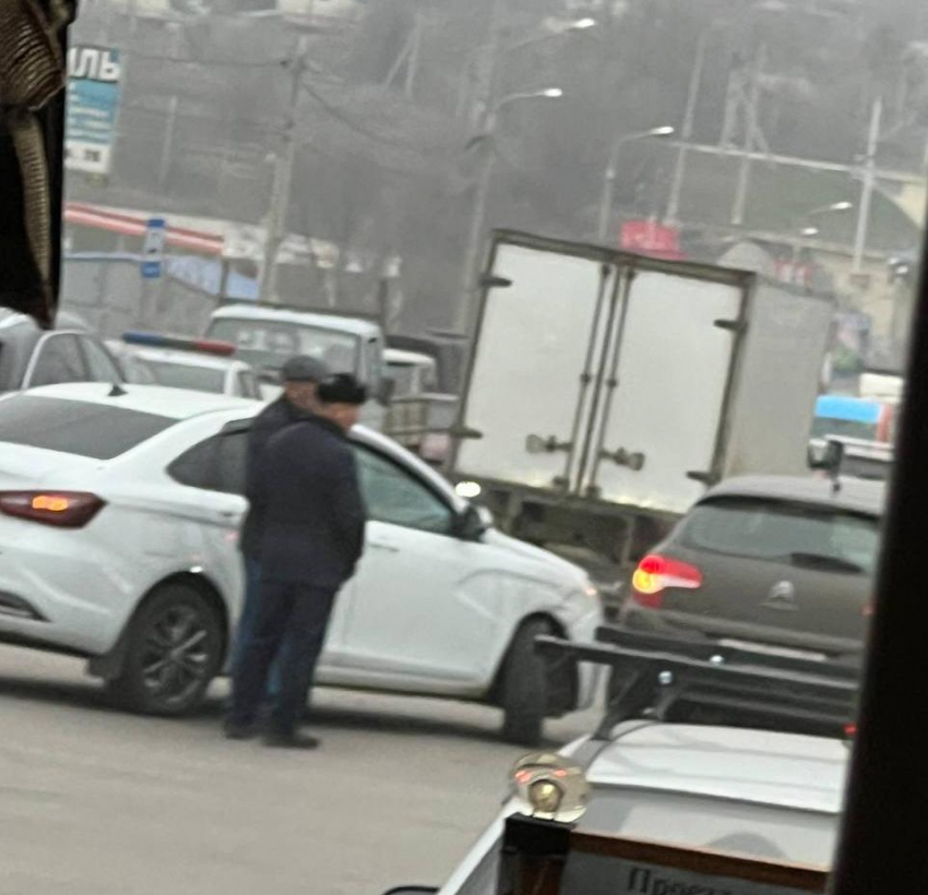 Нелепое ДТП парализовало Вторую продольную в Волгограде