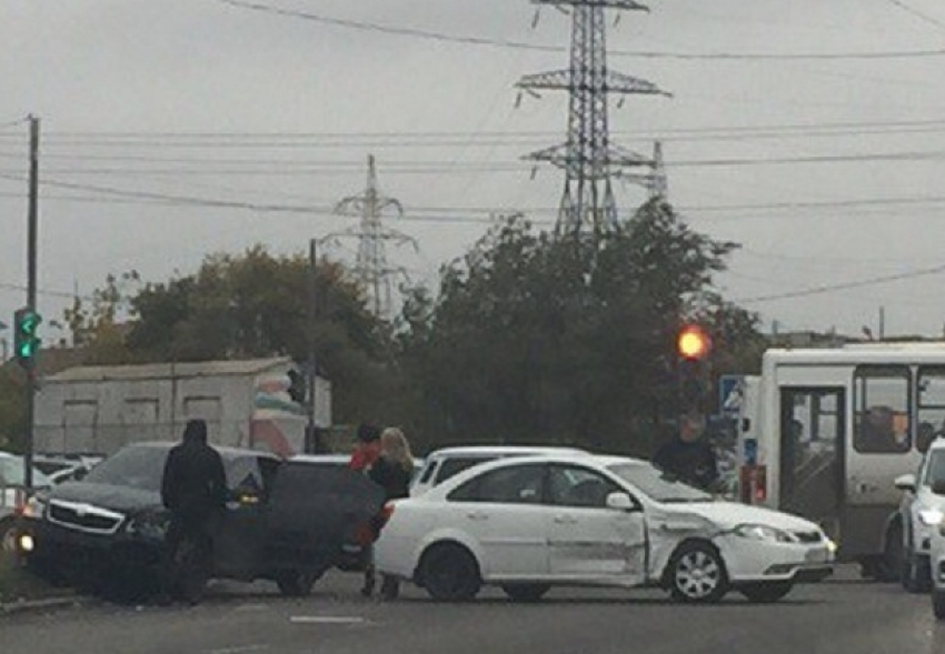 В Волгограде устроивший аварию водитель поспешил снять номера