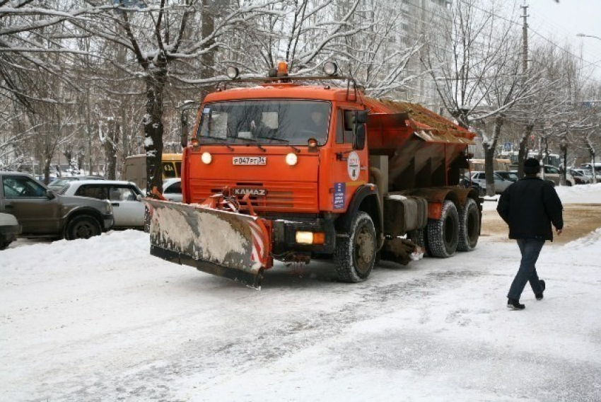 78 машин за ночь высыпали на улицы заснеженного Волгограда тысячу тонн песка и соли 