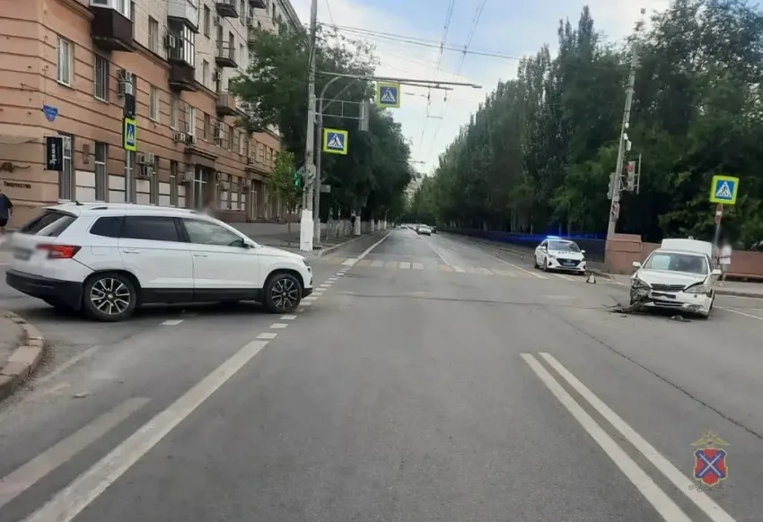 Нелепое ДТП в центре Волгограда отправило двоих в больницу: видео 