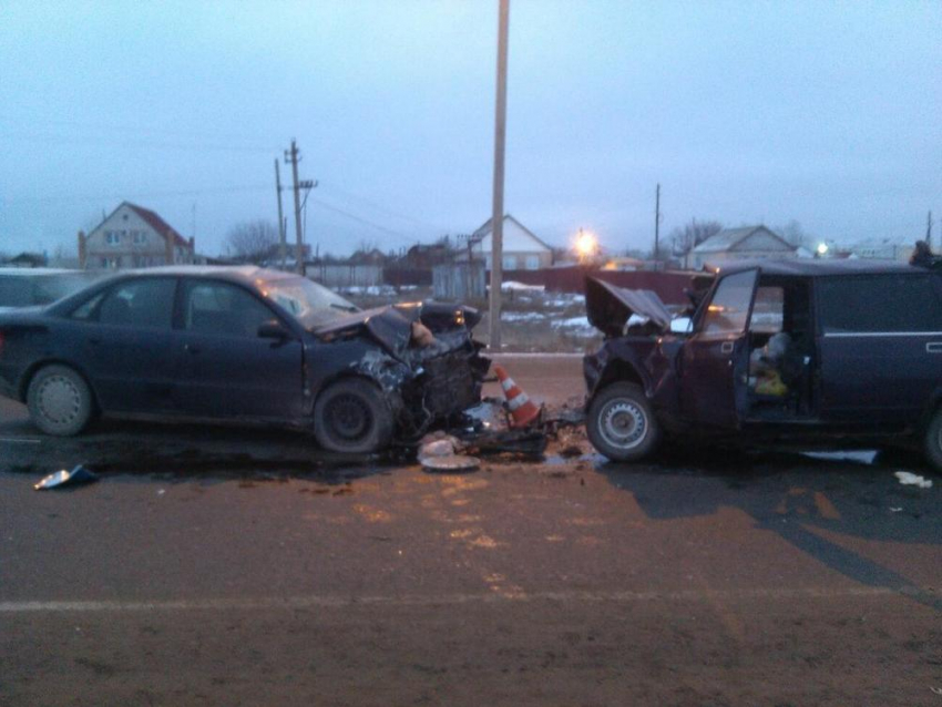 На юге Волгограда ВАЗ протаранил Audi: 2 пострадали