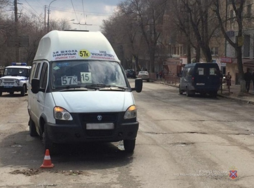 Водитель маршрутки № 57К сбил женщину на севере Волгограда 