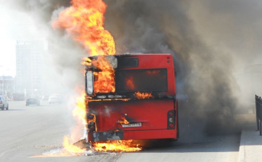 Под Волгоградом из горящего автобуса эвакуировали 20 человек