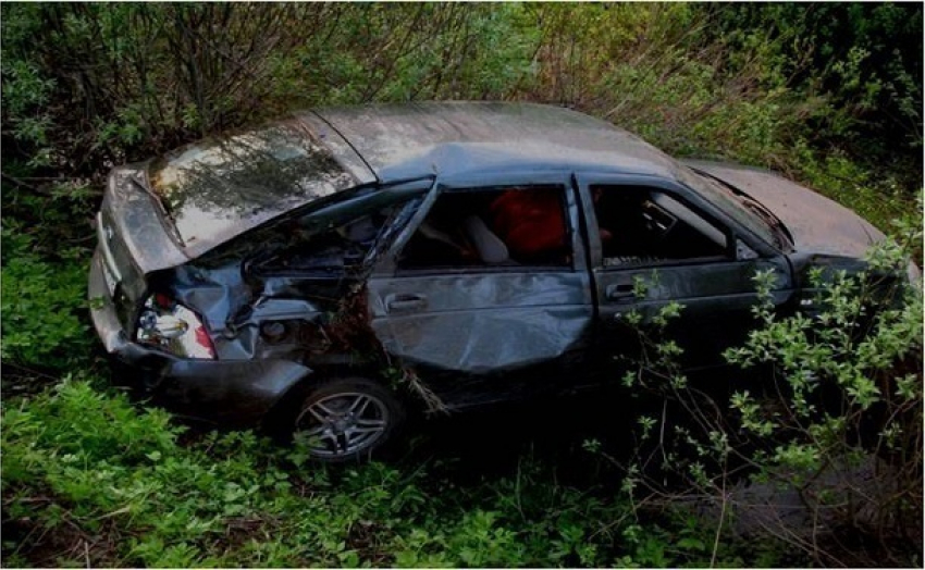 Водитель Priora при обгоне перевернулся на дороге в Волгограде: 2 человека погибли, 3 пострадали