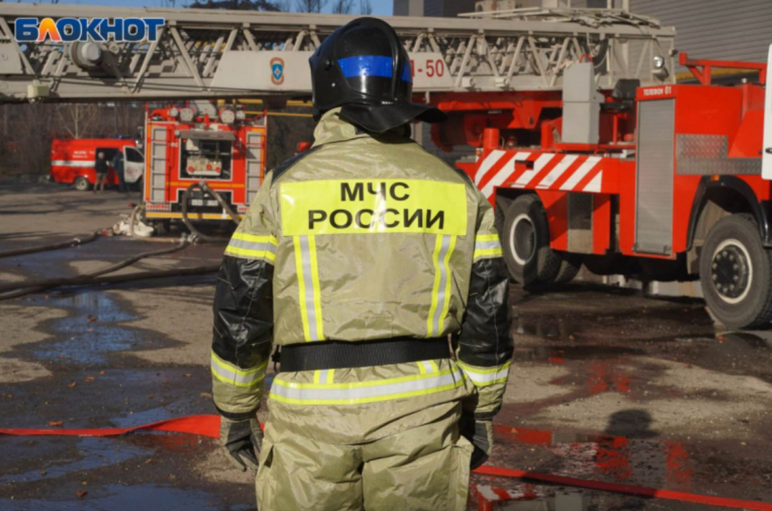 Мусор на 100 квадратах загорелся под Волгоградом